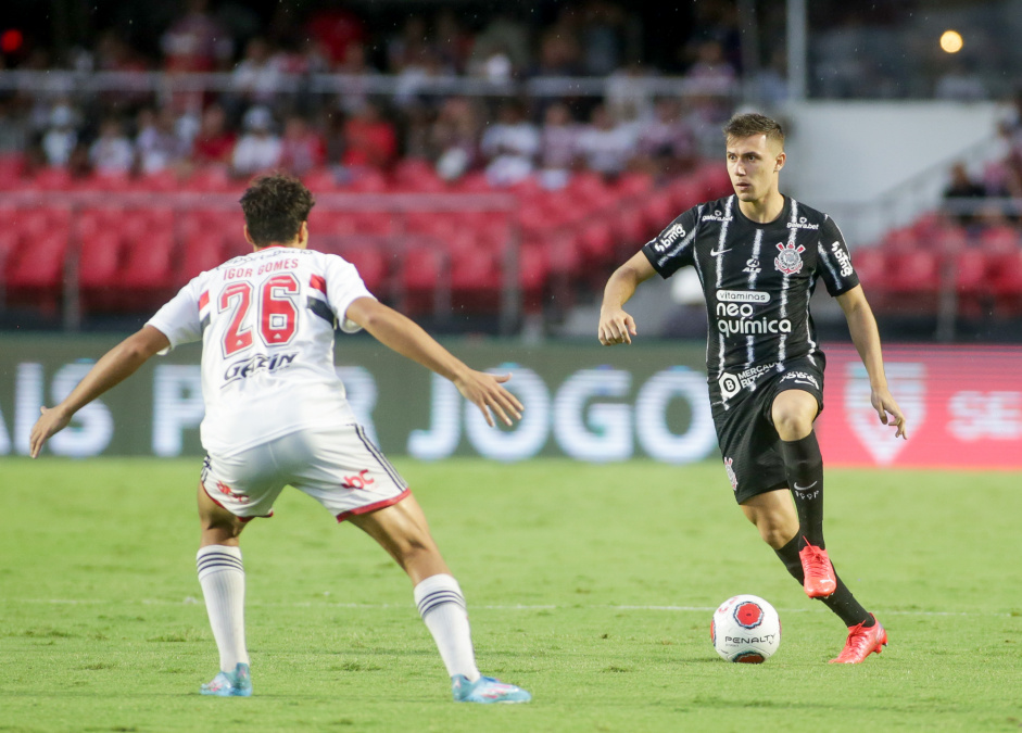 Lucas Piton durante a partida entre So Paulo e Corinthians, realizada no Morumbi