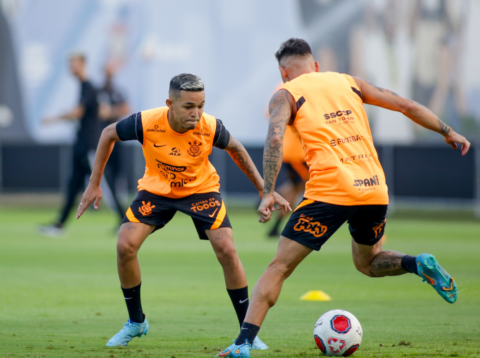 Adson e Gustavo Silva no treino do Corinthians desta quarta-feira