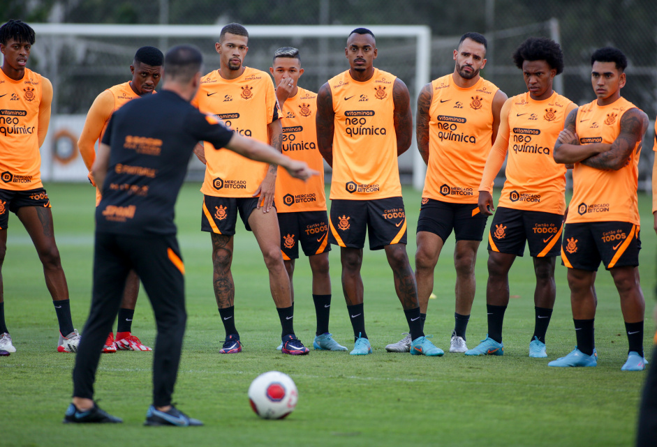 Bambu, Caf, Vtor Pereira, Joo Victor, Adson, Raul, Renato, Willian e Du no treino do Corinthians