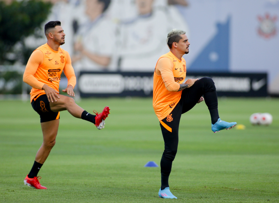 Giuliano e Fagner no treino do Corinthians desta quarta-feira