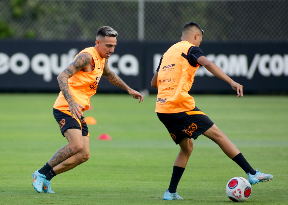 Gustavo Silva e Adson no treino do Corinthians desta quarta-feira