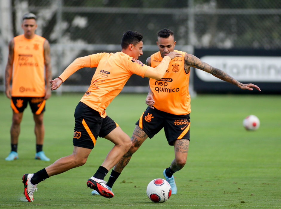 Gustavo Silva, Gustavo Mantuan e Luan no treino do Corinthians desta quarta-feira