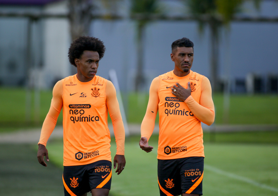 Willian e Paulinho no treino do Corinthians desta quarta-feira