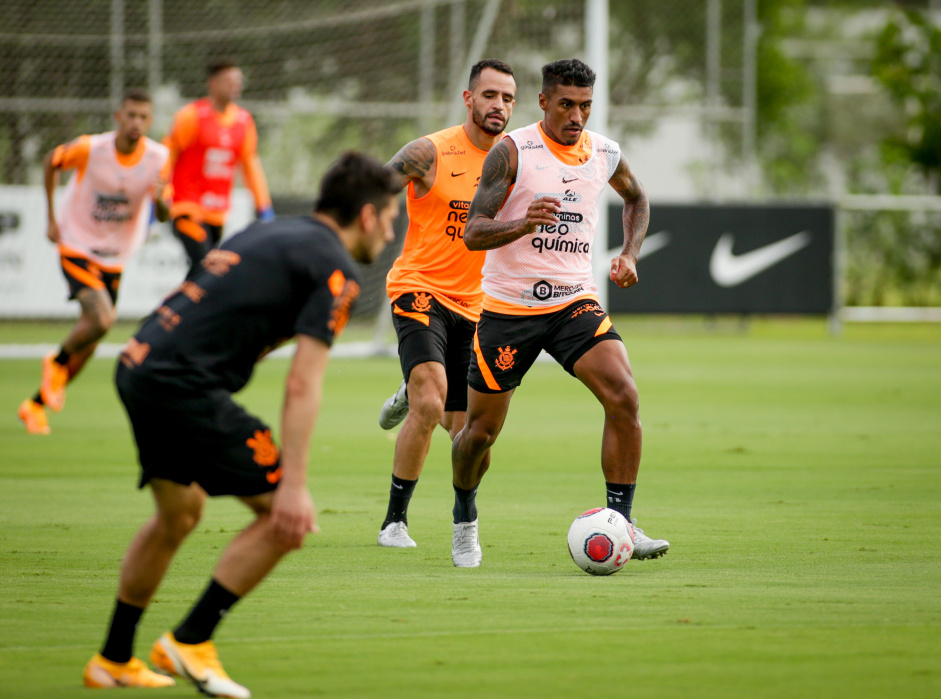 Joo Victor, Renato Augusto e Paulinho no treino do Corinthians desta sexta-feira
