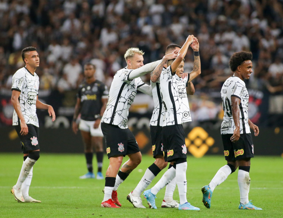 Adson, Cantillo, Rger Guedes e Willian comemoram o gol do Corinthians contra a Ponte Preta