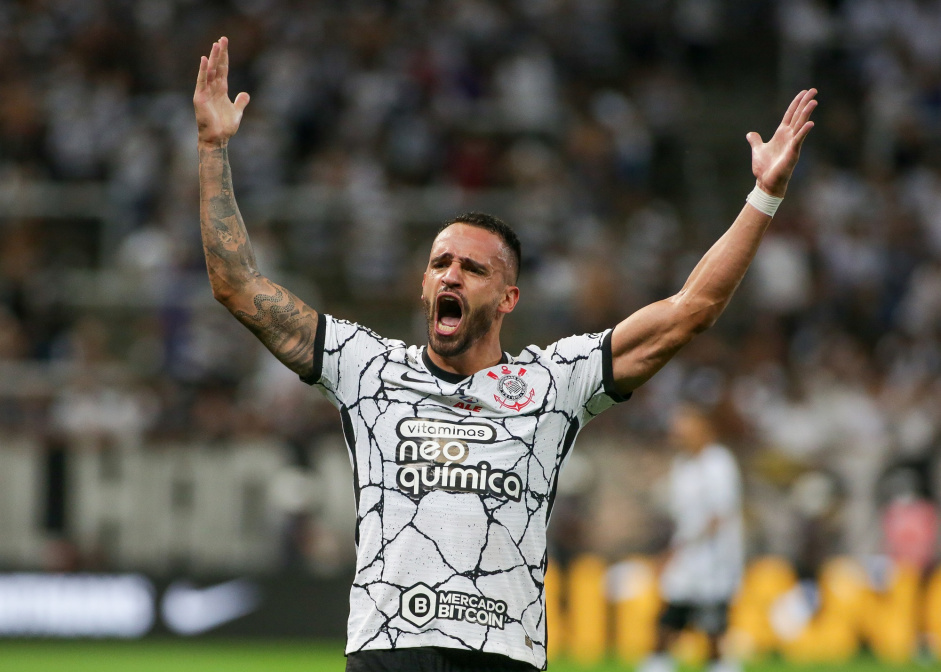 Renato Augusto marcou o primeiro gol do Corinthians e iniciou a goleada diante da Ponte Preta