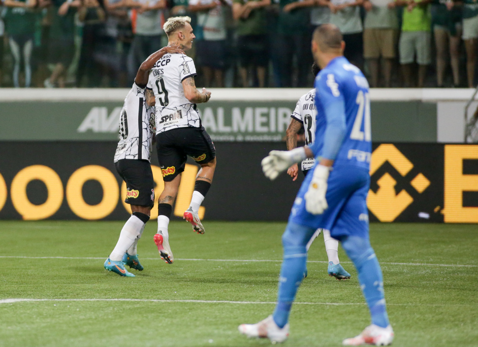 Willian, Rger Guedes e Du Queiroz em partida com o Palmeiras desta quinta-feira