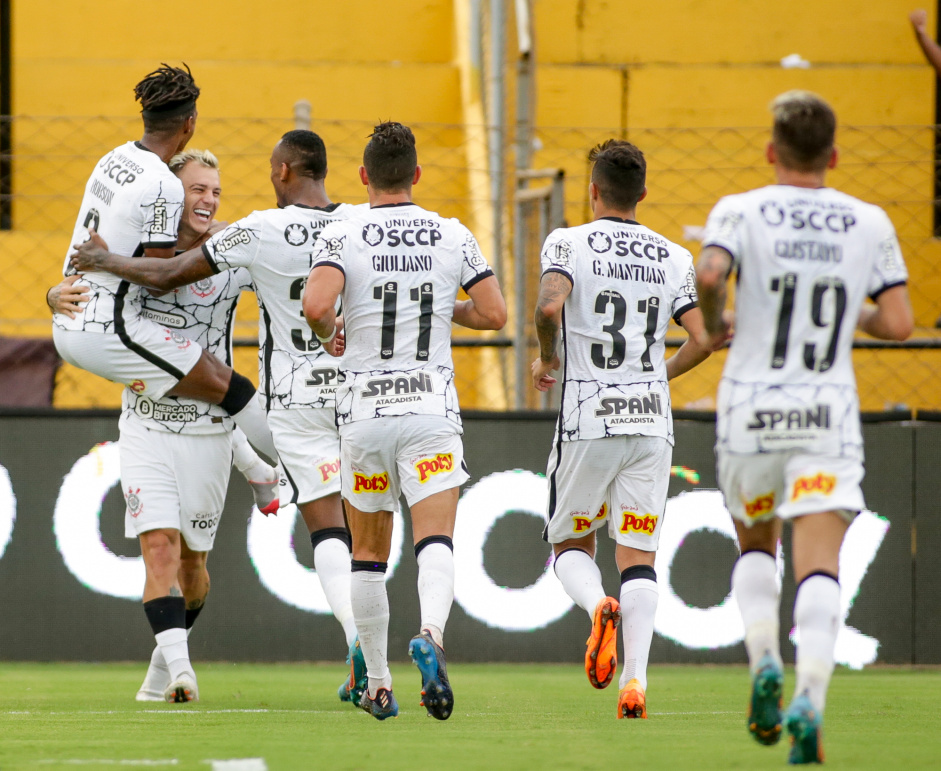 Bambu, Rger Guedes, Raul, Giuliano, Mantuan e Mosquito comemoram gol do Corinthians