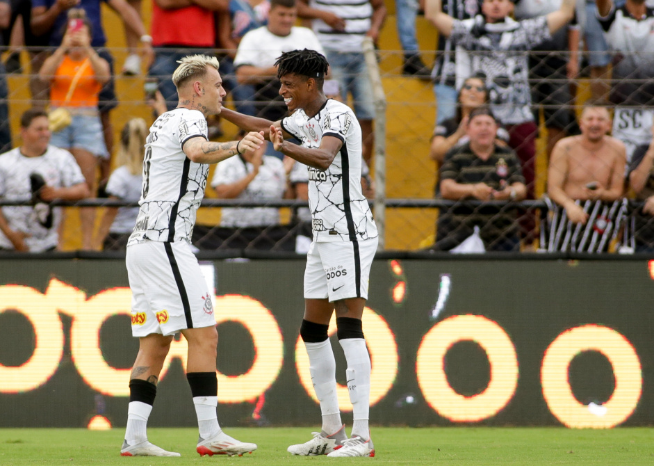 Rger Guedes e Bambu comemoram o gol do Corinthians