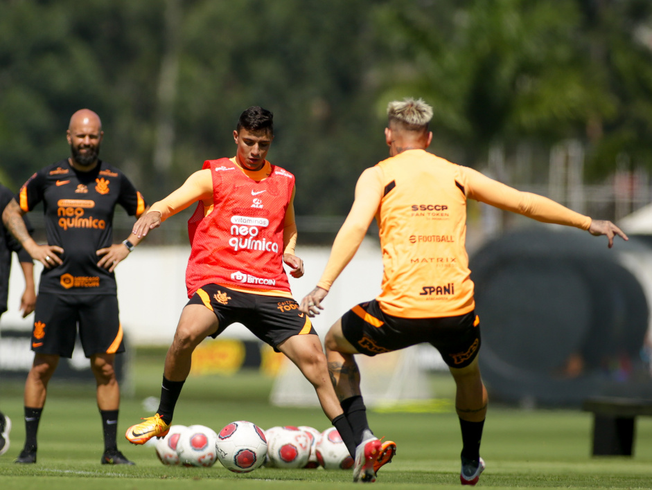 Gustavo Mantuan e Rger Guedes dividem bola