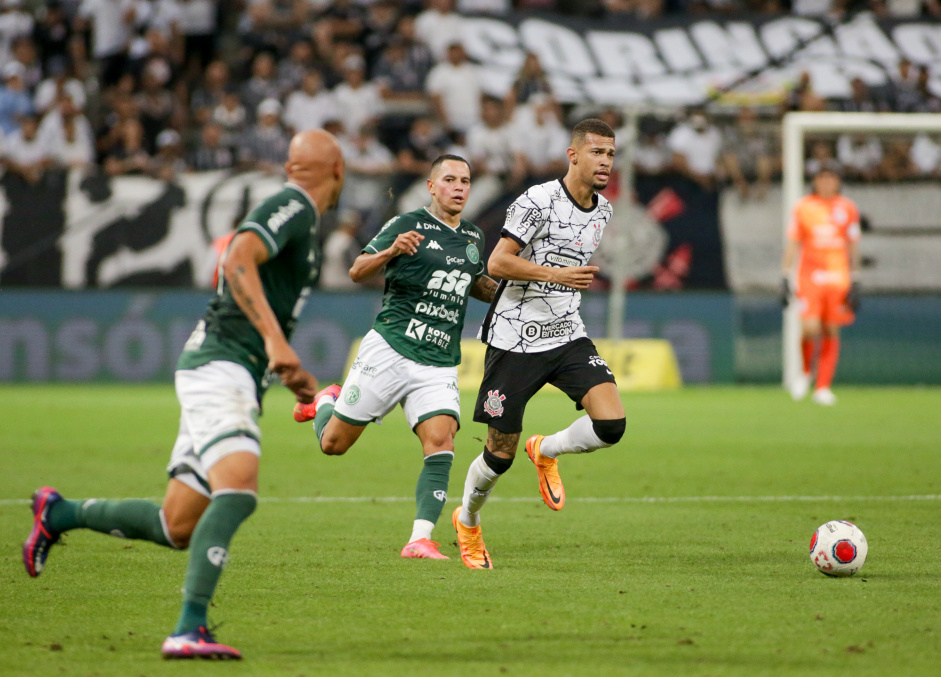 Joo Victor e Cssio na partida do Corinthians contra o Guarani nesta quinta-feira