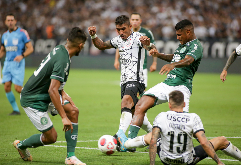 Paulinho e Gustavo Silva na partida do Corinthians contra o Guarani nesta quinta-feira