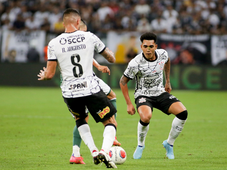Renato Augusto e Du Queiroz na partida do Corinthians contra o Guarani nesta quinta-feira