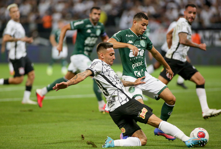Rger Guedes, Mosquito e Renato Augusto no jogo do Corinthians contra o Guarani nesta quinta-feira