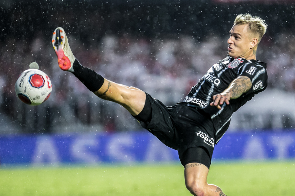 Rger Guedes tenta alcanar a bola durante o jogo entre So Paulo e Corinthians