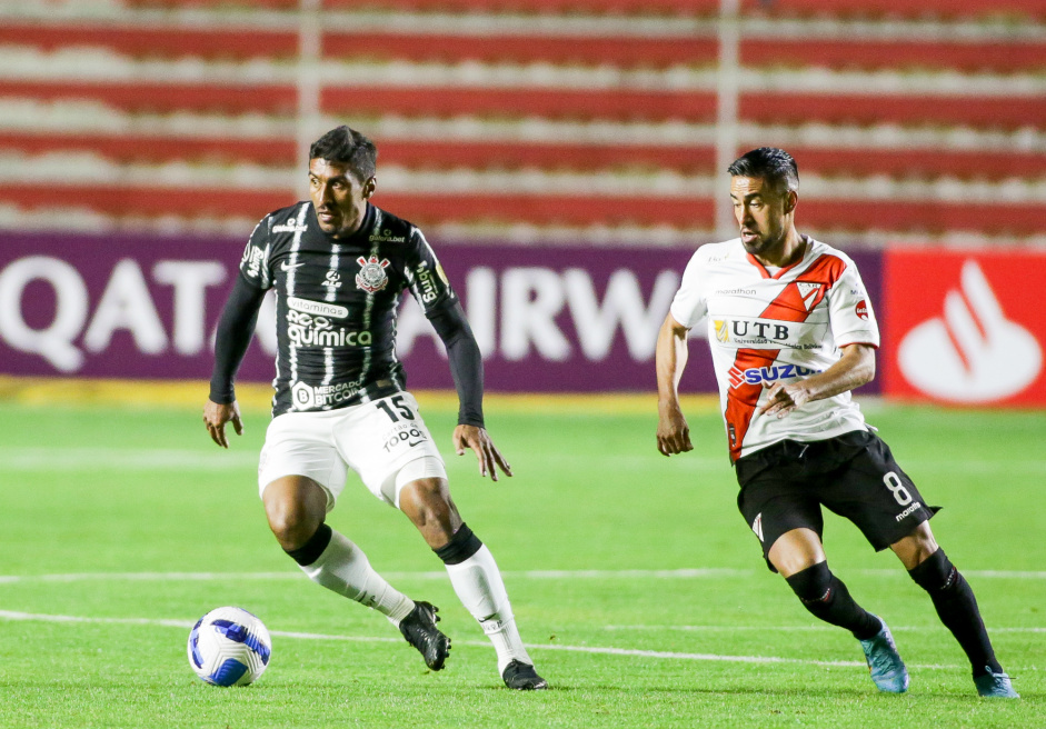 Paulinho foi um dos criticados pela torcida na estreia do Corinthians na Libertadores