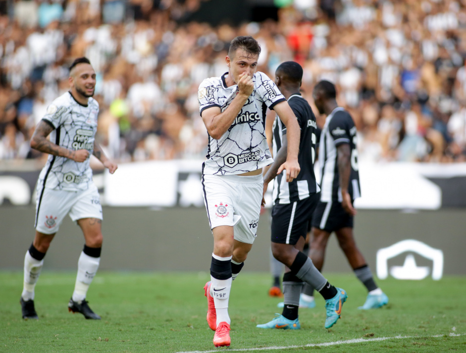 Lucas Piton beijando o escudo do Corinthians aps anotar o gol