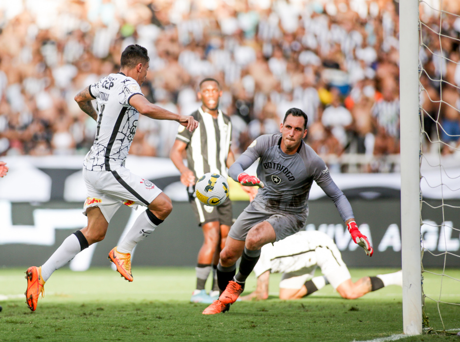 Mantuan marcando um dos gols do Corinthians contra o Botafogo