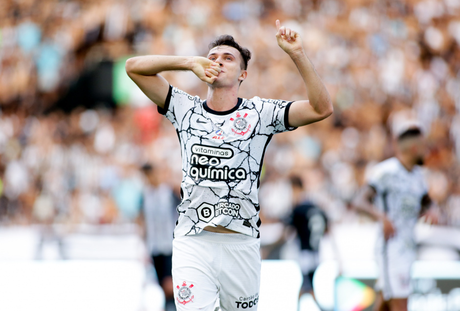 Piton anotou um gol da vitria do Corinthians em cima do Botafogo