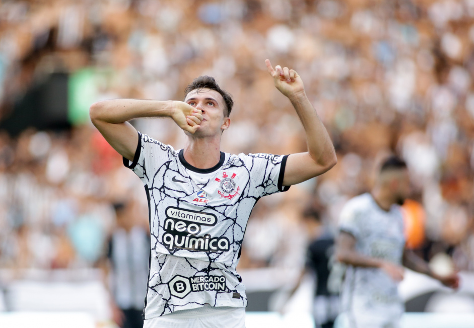Piton foi titular no jogo de estreia do Corinthians no Brasileiro
