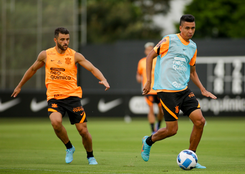 Junior Moraes e Vitor Cantillo em treino desta segunda-feira no CT