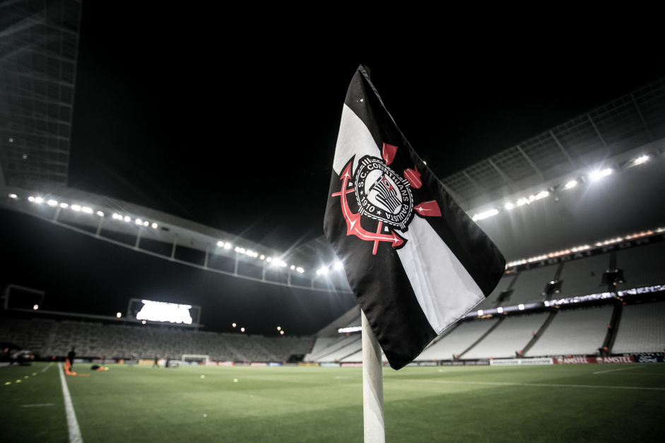 Bandeirinha de escanteio na Neo Qumica Arena para Corinthians x Deportivo Cali