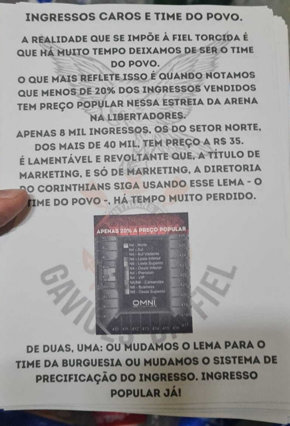 Antes do jogo do timão, a Gaviões da Fiel, principal organizada do time, protestou contra os preços de ingresso da Arena
