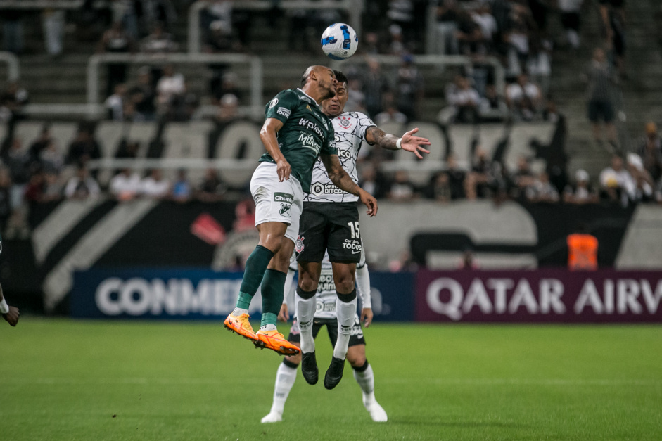 Paulinho durante o jogo entre Corinthians x Deportivo Cali