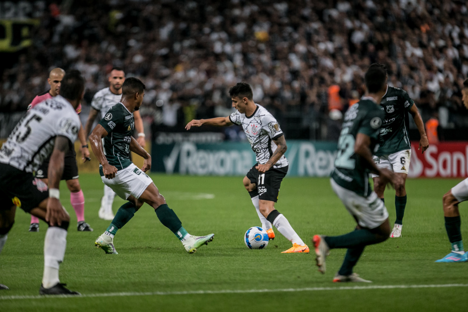 Willian durante o jogo entre Corinthians e Deportivo Cali