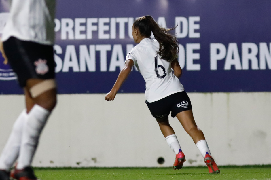 Gabi Medeiros marcou o segundo gol do Corinthians no jogo