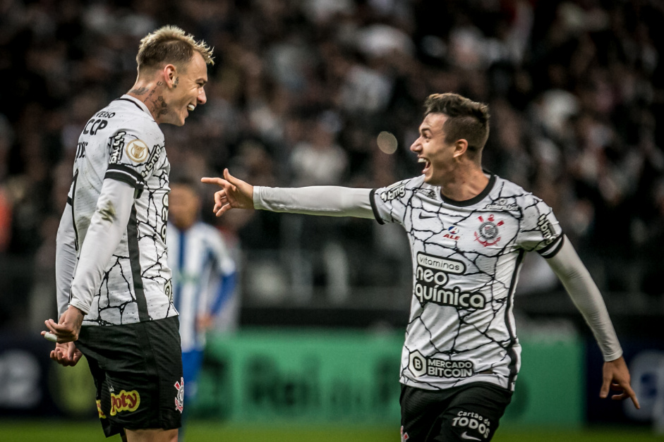 Rger Guedes e Lucas Piton no primeiro gol do Corinthians