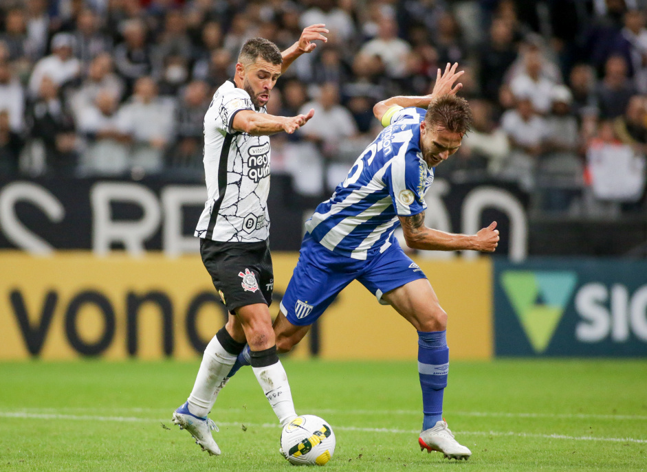 Jnior Moraes disputando bola com adversrio