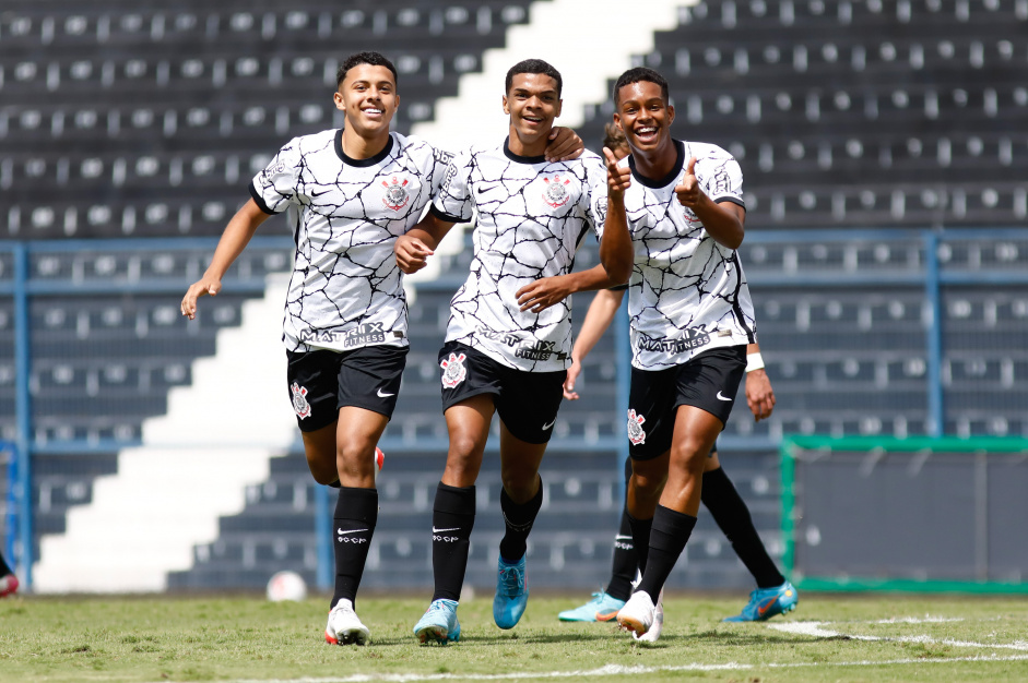 Moroni, Miguel e Patrick comemorando gol do Timozinho