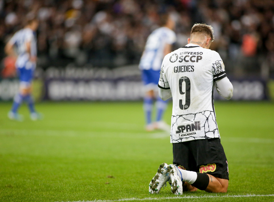 Rger Guedes durante comemorao de um de seus gols contra o Ava