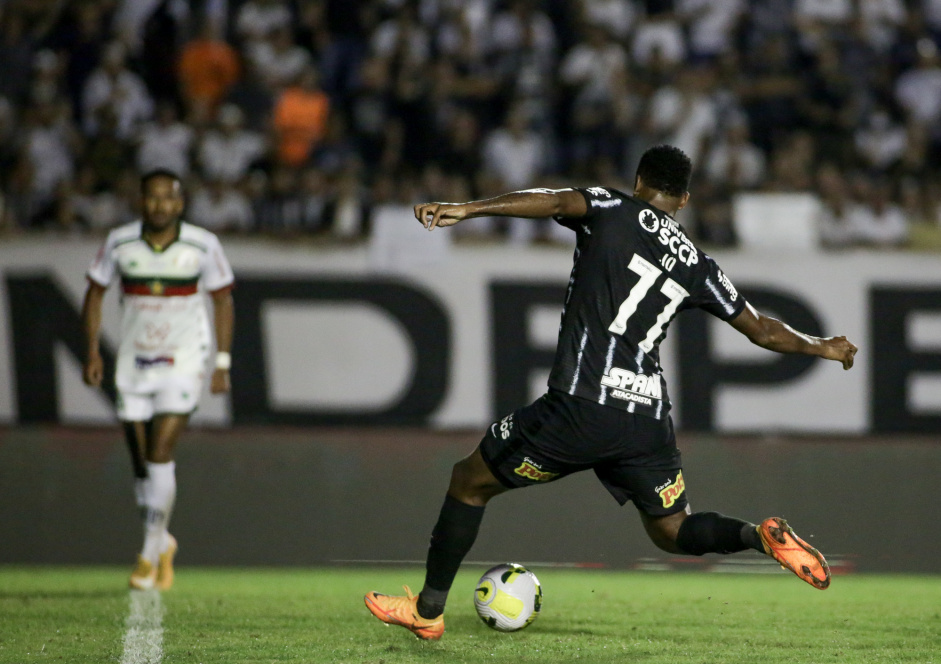 Momento em que J chuta a bola para marcar o gol de empate do Corinthians na Copa do Brasil