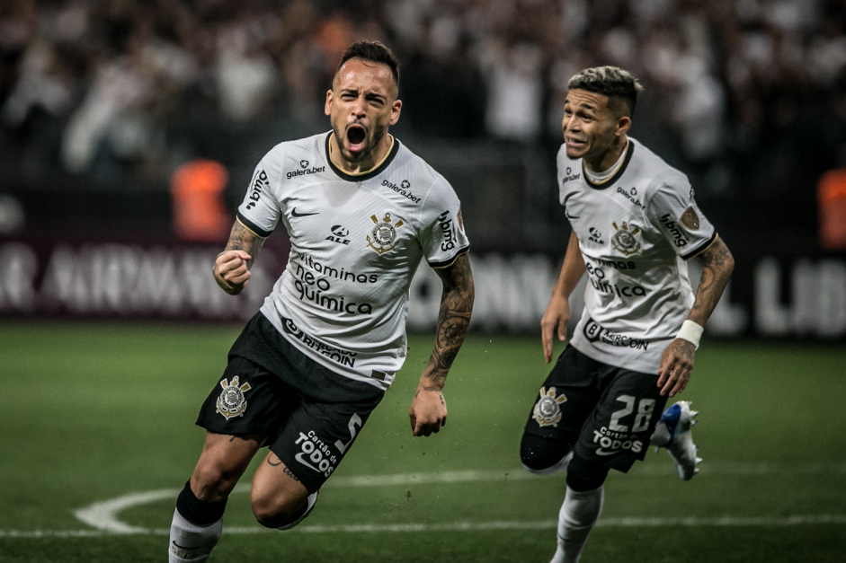 Maycon e Adson comemoram o gol do Corinthians contra o Boca, o primeiro do volante