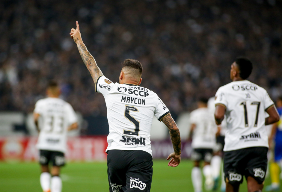 Maycon marcou os dois gols da vitria do Corinthians contra o Boca Juniors, que garantiu a liderana do time na tabela