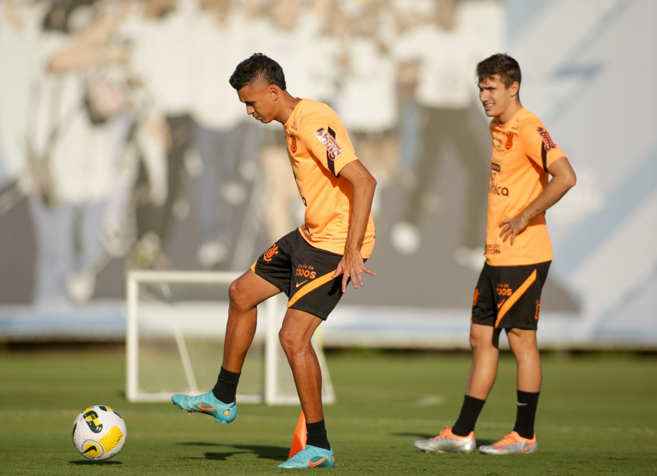 Cantillo e Lucas Piton durante treino do Corinthians