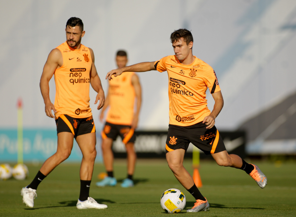 Giuliano e Lucas Piton durante treino do Corinthians
