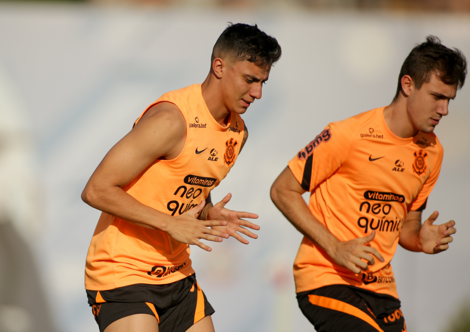 Gustavo Mantuan e Lucas Piton  durante treino do Corinthians