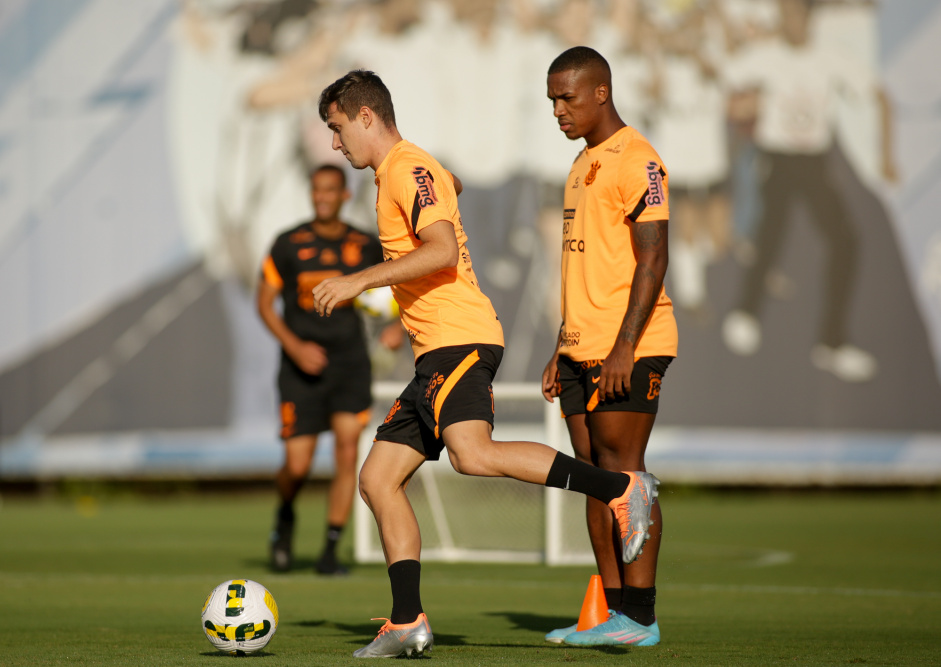 Lucas Piton e Xavier durante treino do Corinthians