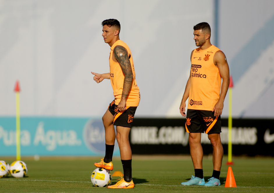 Mantuan e Jnior Moraes em ao no treino do Corinthians
