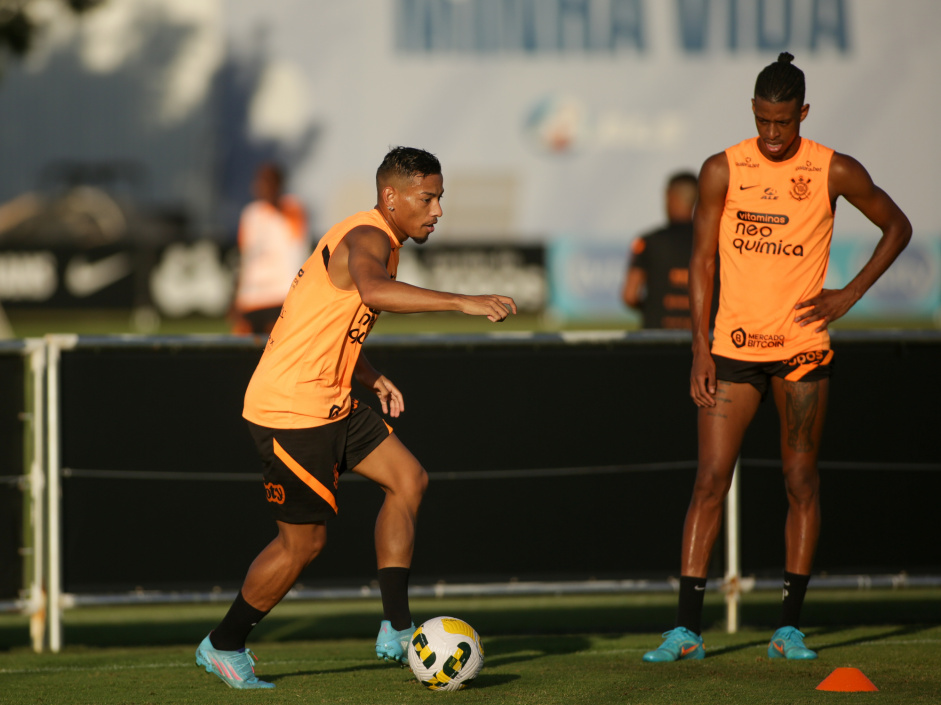 Raul Oliveira e Robson Bambu durante treino do Corinthians