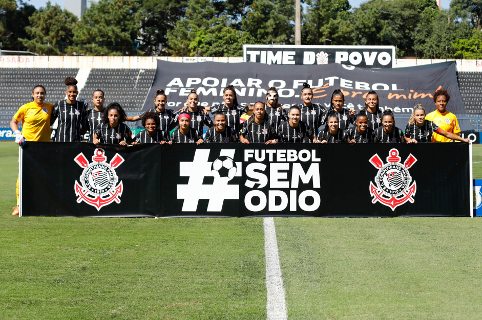 Corinthians Feminino com a faixa da campanha 'Futebol Sem dio'
