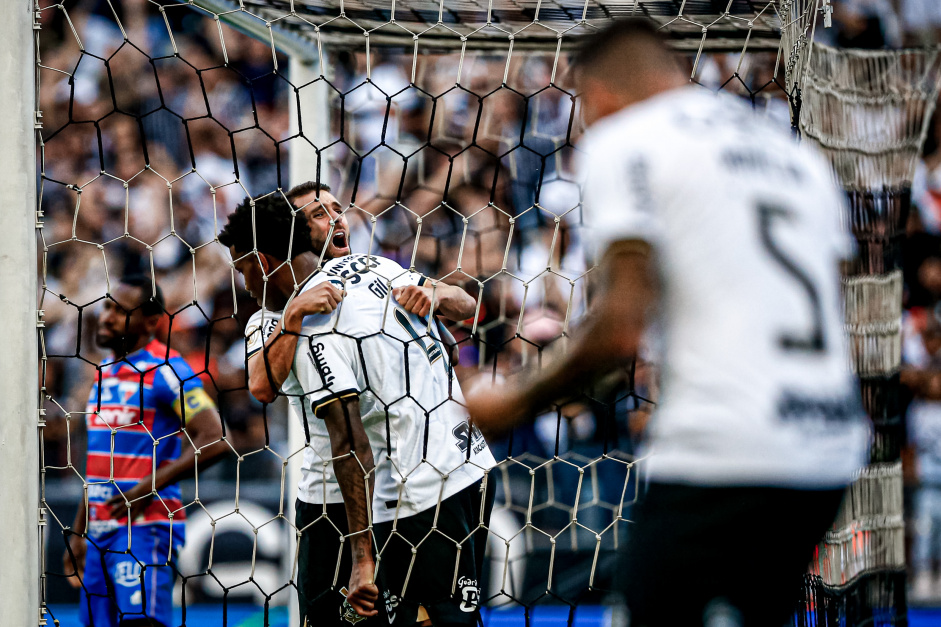 Gil e Júnior Moraes comemoram o gol do Corinthians contra o Fortaleza