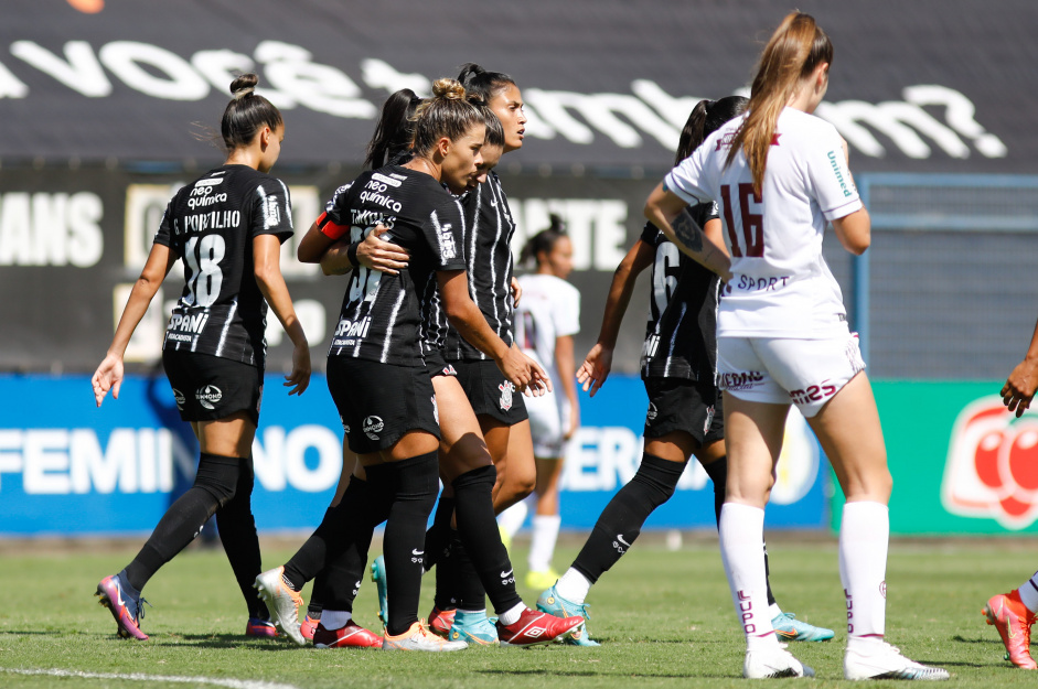 Grupo do Corinthians Feminino comemorando um dos gols deste domingo