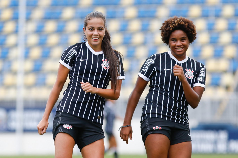 Ellen e Duda Mineira comemoraram o terceiro gol do Corinthians contra o Juventude