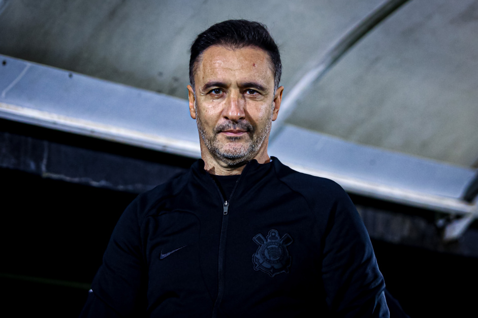 Vtor Pereira no est satisfeito com atuaes do Corinthians