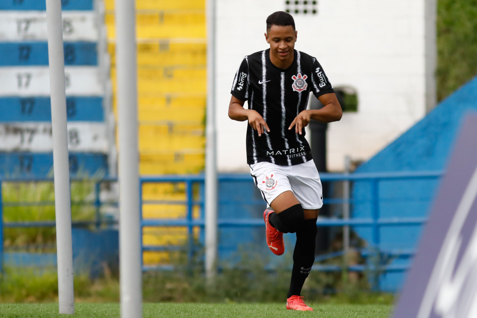 Arthur Sousa comemora gol na partida contra o Santo Andr