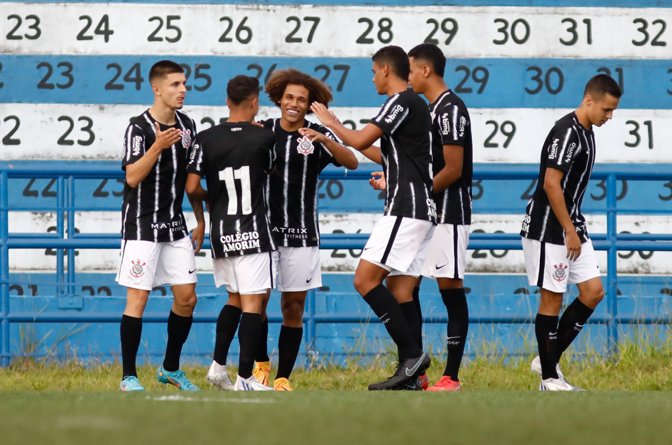 Jogadores do Corinthians Sub-20 comemoram gol na partida contra o Santo Andr